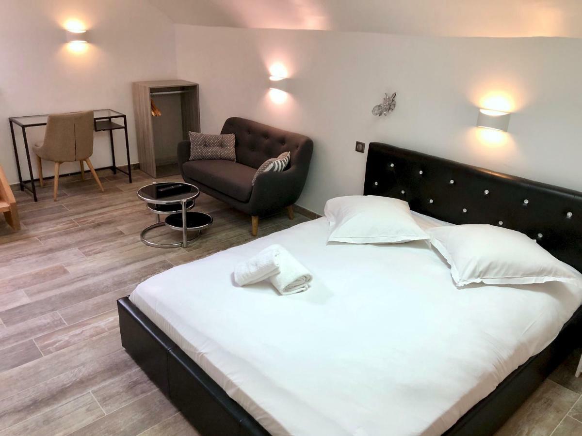 Little Plaza Appart'Hotel Лил Екстериор снимка